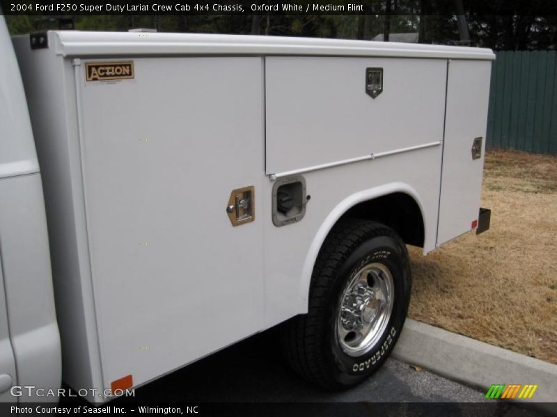 Oxford White / Medium Flint 2004 Ford F250 Super Duty Lariat Crew Cab 4x4 Chassis