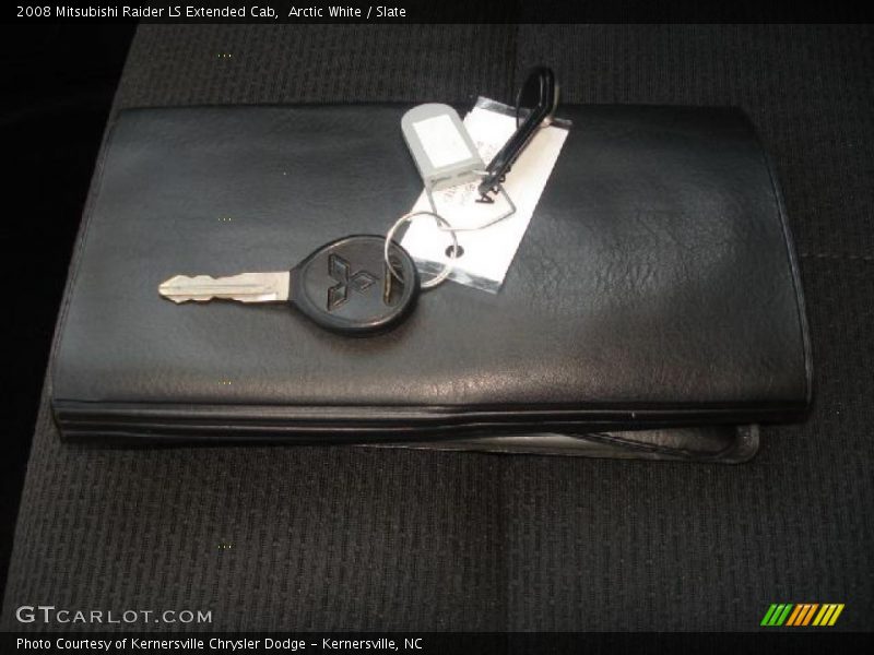 Arctic White / Slate 2008 Mitsubishi Raider LS Extended Cab