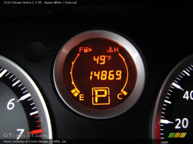 Aspen White / Charcoal 2010 Nissan Sentra 2.0 SR