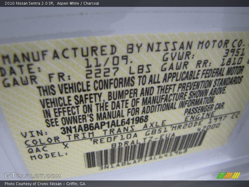 Aspen White / Charcoal 2010 Nissan Sentra 2.0 SR
