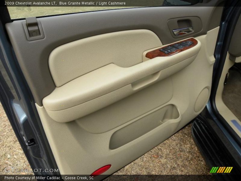 Door Panel of 2009 Avalanche LT