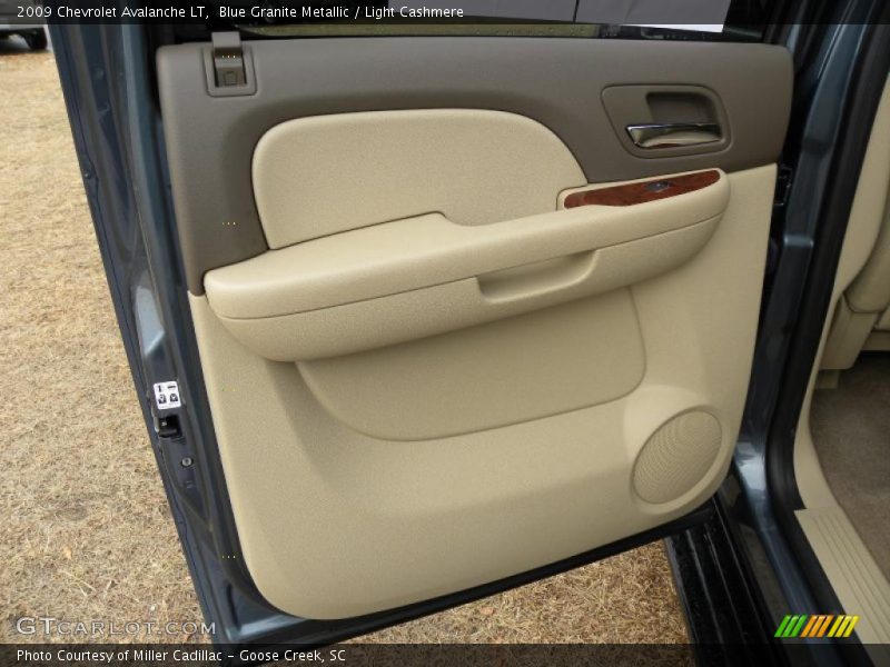 Door Panel of 2009 Avalanche LT