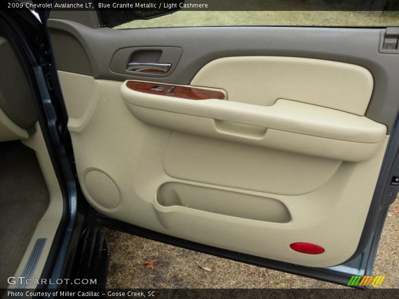 Door Panel of 2009 Avalanche LT