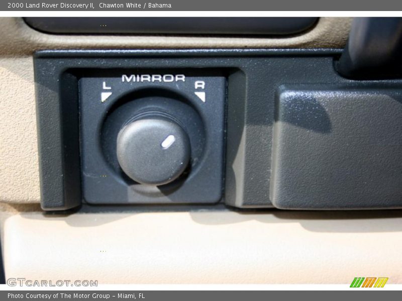 Chawton White / Bahama 2000 Land Rover Discovery II