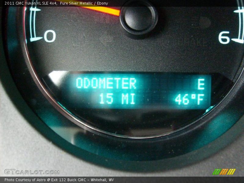 Pure Silver Metallic / Ebony 2011 GMC Yukon XL SLE 4x4