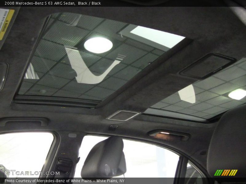 Sunroof of 2008 S 63 AMG Sedan