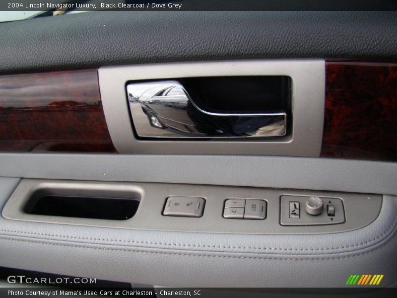 Black Clearcoat / Dove Grey 2004 Lincoln Navigator Luxury
