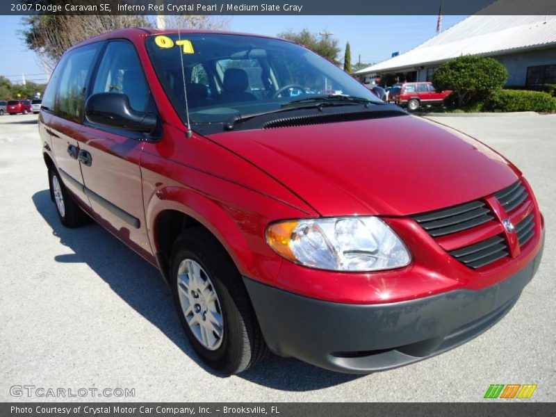 Front 3/4 View of 2007 Caravan SE