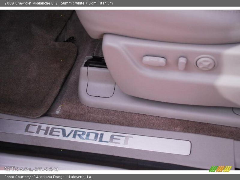 Summit White / Light Titanium 2009 Chevrolet Avalanche LTZ