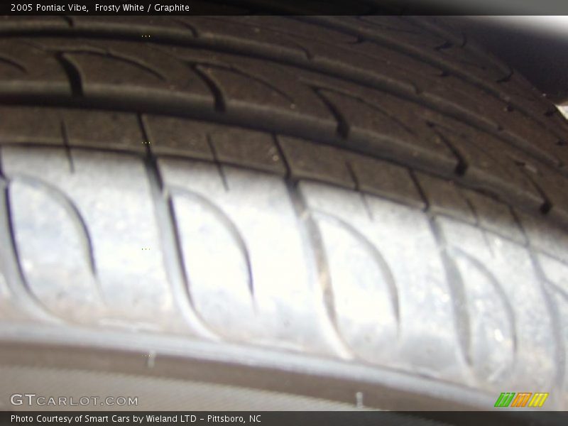 Frosty White / Graphite 2005 Pontiac Vibe