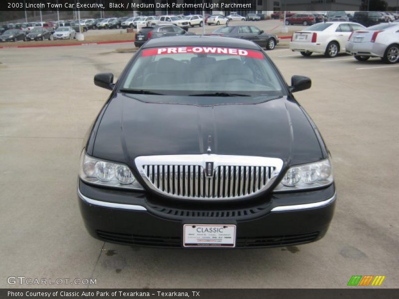 Black / Medium Dark Parchment/Light Parchment 2003 Lincoln Town Car Executive