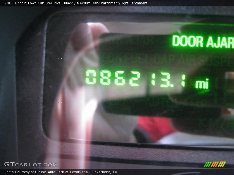Black / Medium Dark Parchment/Light Parchment 2003 Lincoln Town Car Executive