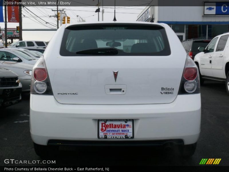 Ultra White / Ebony 2009 Pontiac Vibe