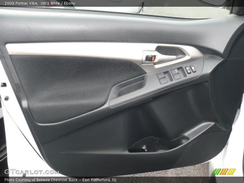 Ultra White / Ebony 2009 Pontiac Vibe