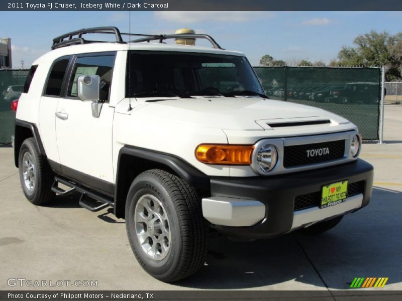 Front 3/4 View of 2011 FJ Cruiser 