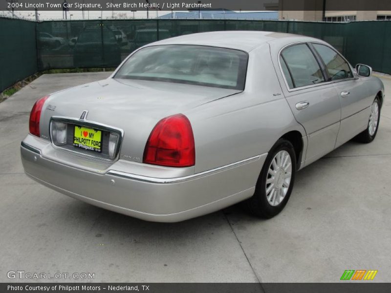 Silver Birch Metallic / Light Parchment 2004 Lincoln Town Car Signature
