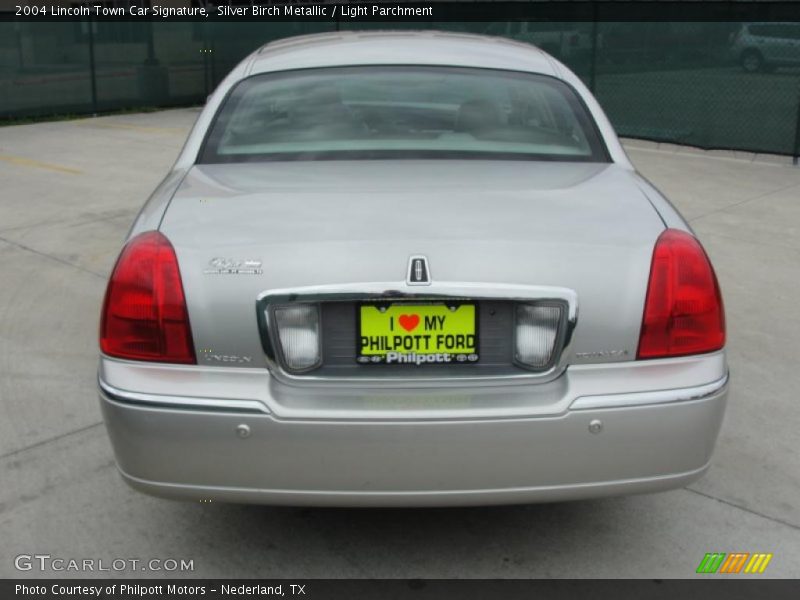 Silver Birch Metallic / Light Parchment 2004 Lincoln Town Car Signature