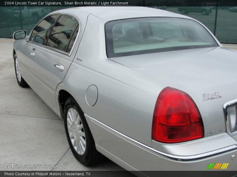 Silver Birch Metallic / Light Parchment 2004 Lincoln Town Car Signature