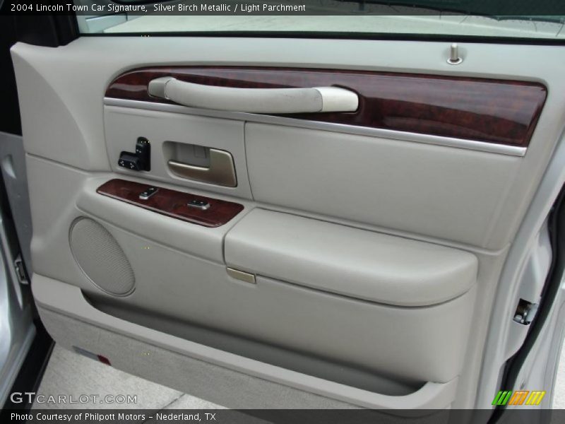 Silver Birch Metallic / Light Parchment 2004 Lincoln Town Car Signature