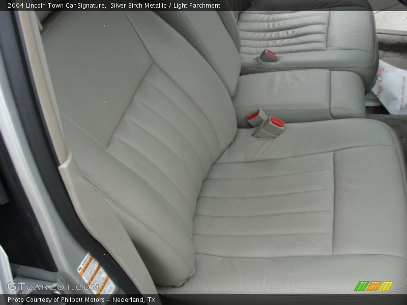 Silver Birch Metallic / Light Parchment 2004 Lincoln Town Car Signature