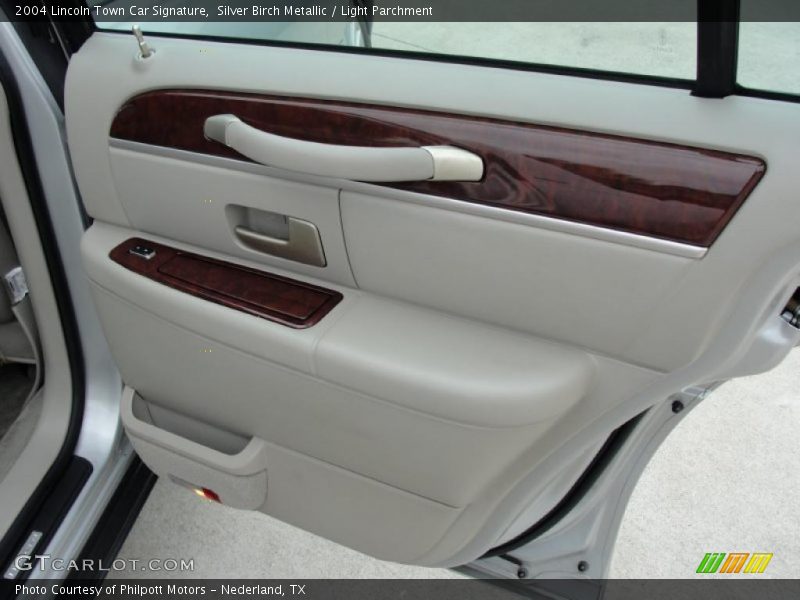 Silver Birch Metallic / Light Parchment 2004 Lincoln Town Car Signature