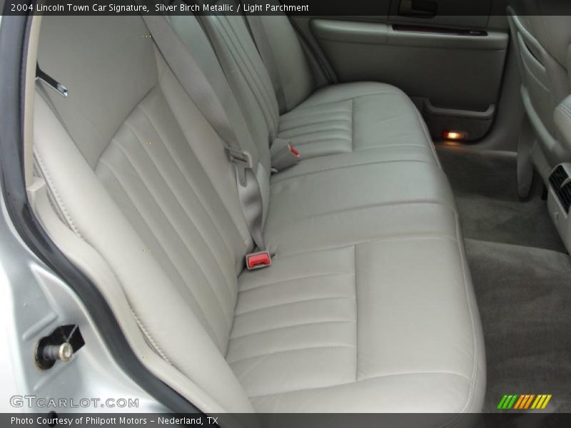 Silver Birch Metallic / Light Parchment 2004 Lincoln Town Car Signature