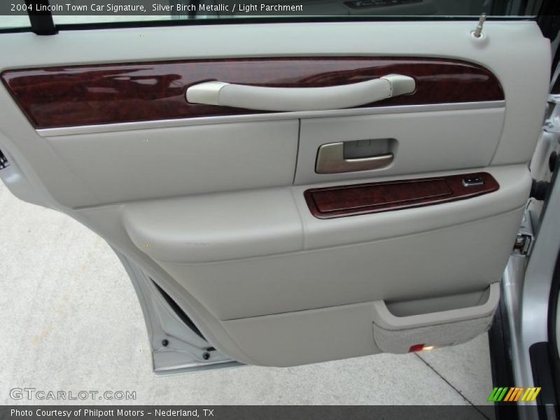Silver Birch Metallic / Light Parchment 2004 Lincoln Town Car Signature