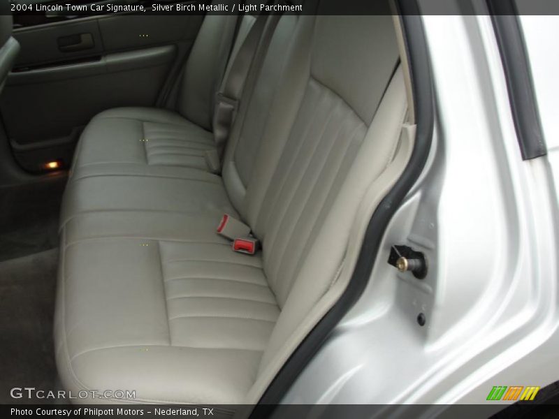 Silver Birch Metallic / Light Parchment 2004 Lincoln Town Car Signature