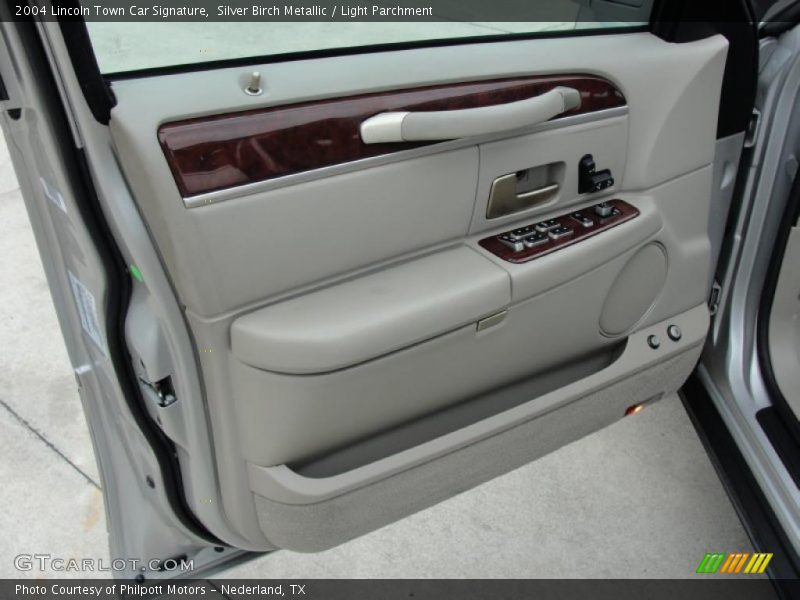 Silver Birch Metallic / Light Parchment 2004 Lincoln Town Car Signature