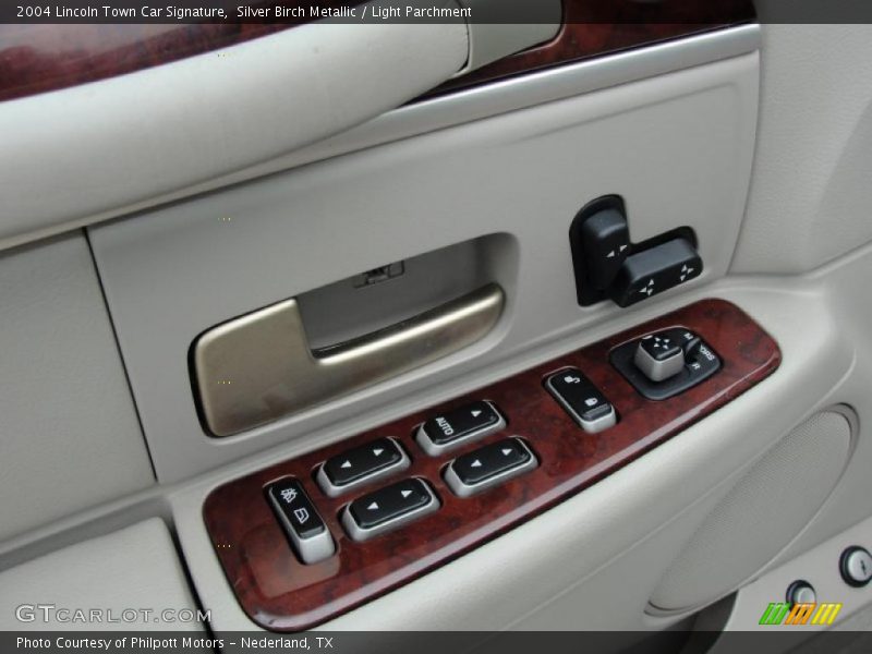 Silver Birch Metallic / Light Parchment 2004 Lincoln Town Car Signature