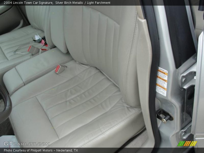 Silver Birch Metallic / Light Parchment 2004 Lincoln Town Car Signature