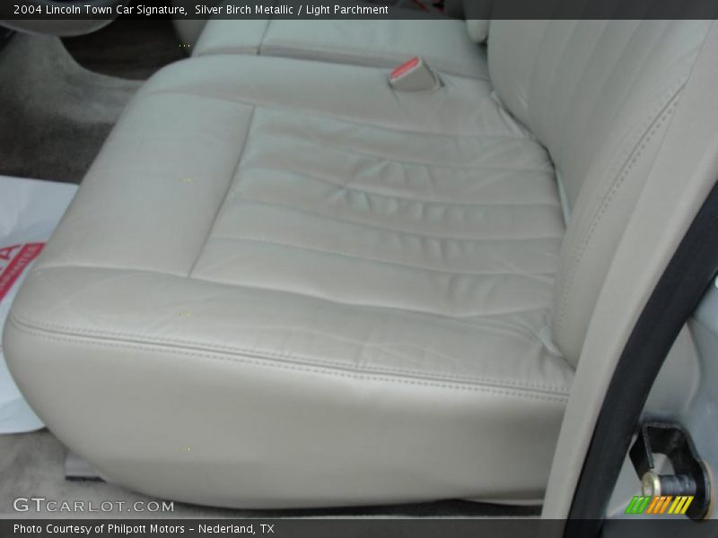 Silver Birch Metallic / Light Parchment 2004 Lincoln Town Car Signature