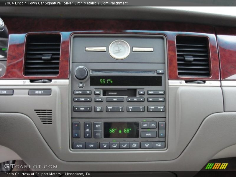 Silver Birch Metallic / Light Parchment 2004 Lincoln Town Car Signature