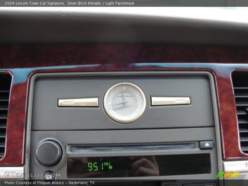 Silver Birch Metallic / Light Parchment 2004 Lincoln Town Car Signature