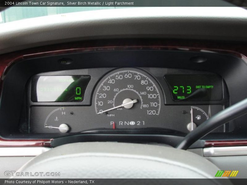 Silver Birch Metallic / Light Parchment 2004 Lincoln Town Car Signature