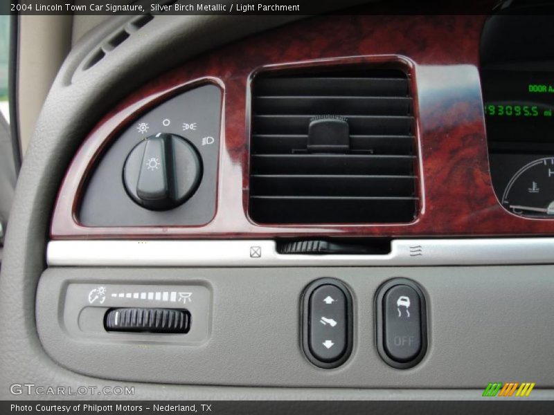 Silver Birch Metallic / Light Parchment 2004 Lincoln Town Car Signature