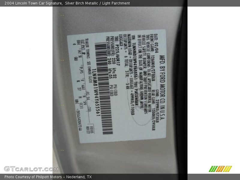 Silver Birch Metallic / Light Parchment 2004 Lincoln Town Car Signature