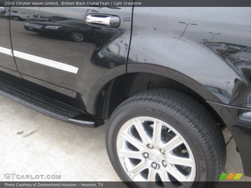 Brilliant Black Crystal Pearl / Light Graystone 2009 Chrysler Aspen Limited