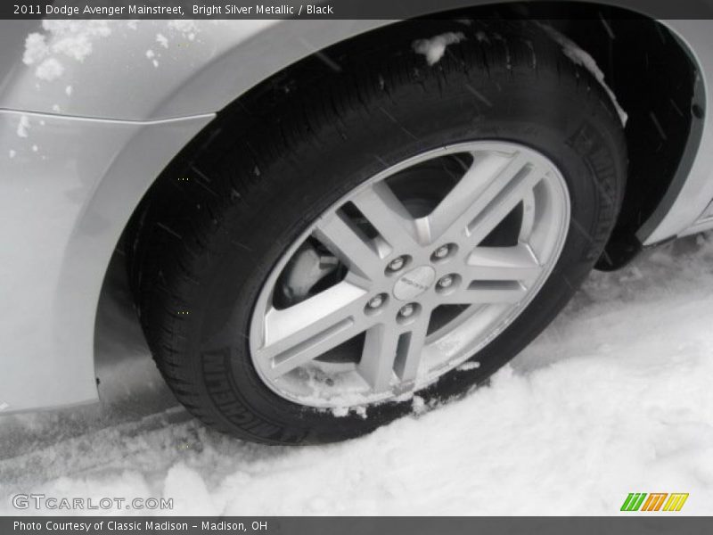 Bright Silver Metallic / Black 2011 Dodge Avenger Mainstreet