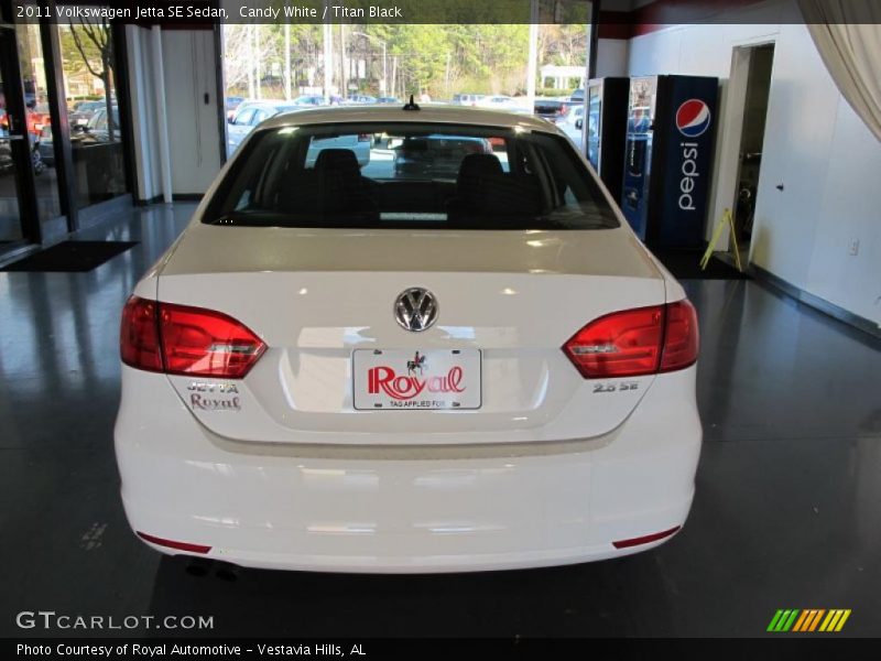 Candy White / Titan Black 2011 Volkswagen Jetta SE Sedan