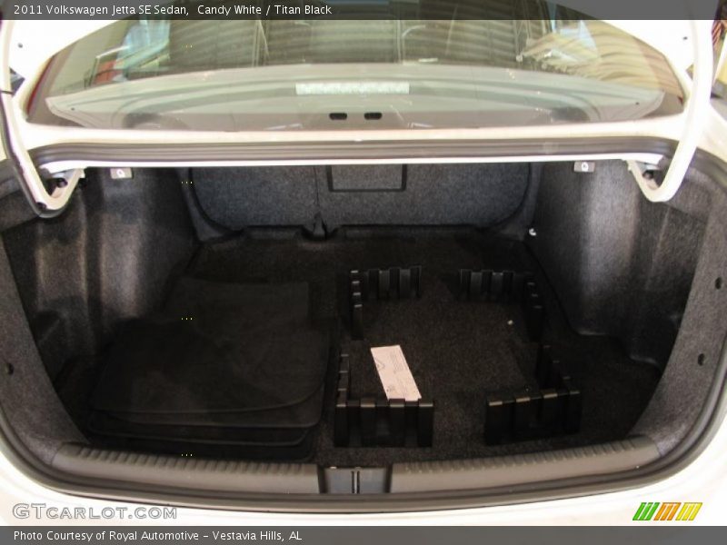 Candy White / Titan Black 2011 Volkswagen Jetta SE Sedan