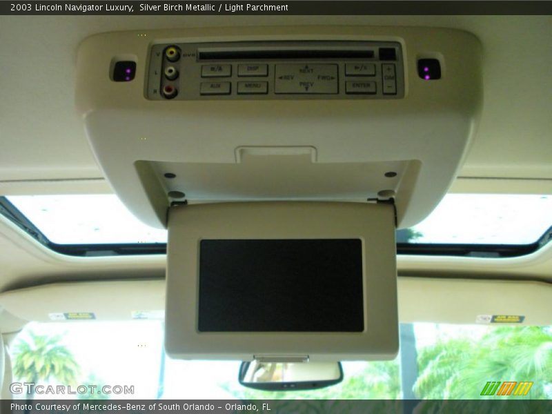 Silver Birch Metallic / Light Parchment 2003 Lincoln Navigator Luxury