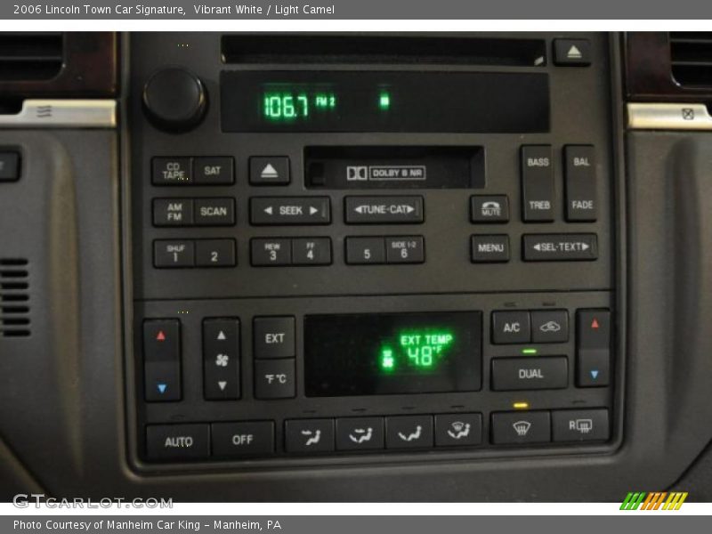 Controls of 2006 Town Car Signature
