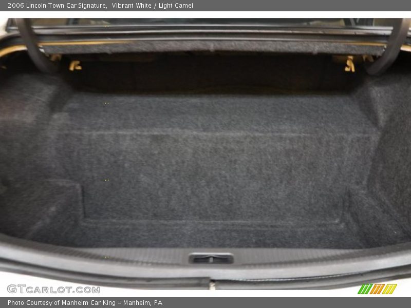  2006 Town Car Signature Trunk
