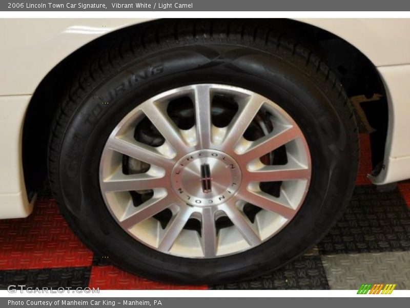 Vibrant White / Light Camel 2006 Lincoln Town Car Signature