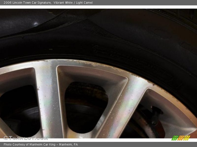 Vibrant White / Light Camel 2006 Lincoln Town Car Signature