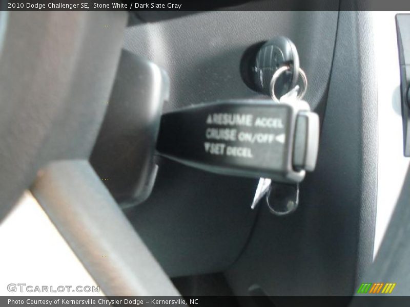 Stone White / Dark Slate Gray 2010 Dodge Challenger SE