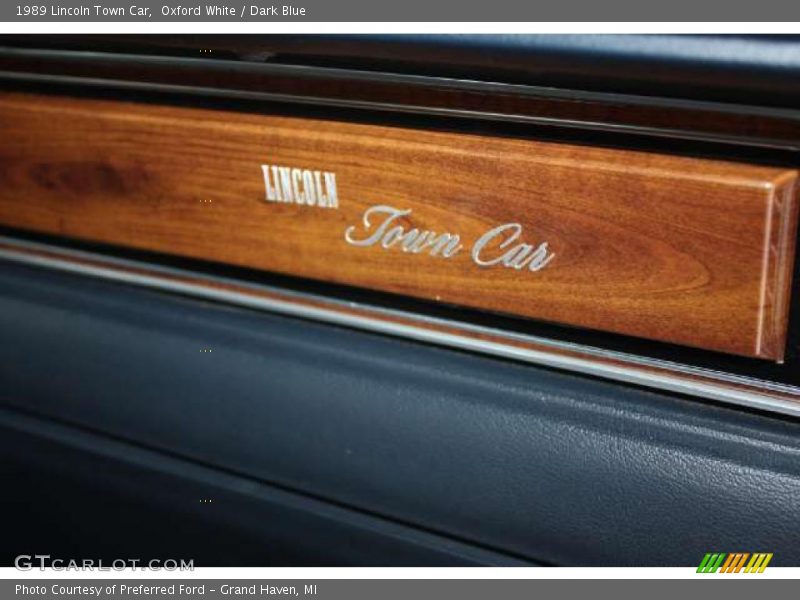 Oxford White / Dark Blue 1989 Lincoln Town Car