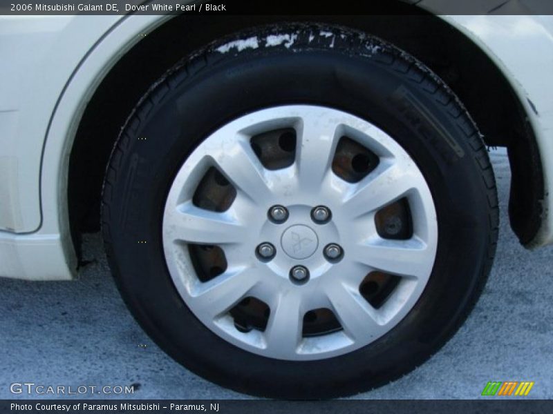 Dover White Pearl / Black 2006 Mitsubishi Galant DE
