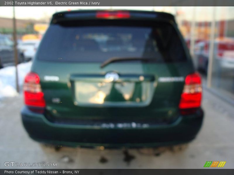 Electric Green Mica / Ivory 2002 Toyota Highlander V6